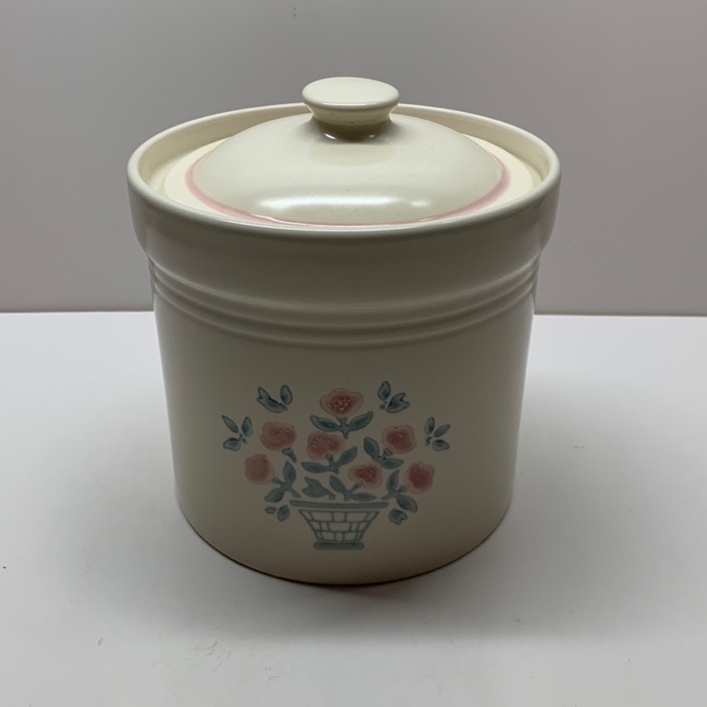 Pfaltzgraff 2 1/2 quart canister floral stoneware cookie jar treats